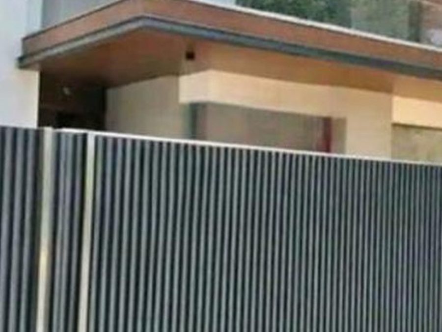 Aluminium gate cladding in charcoal