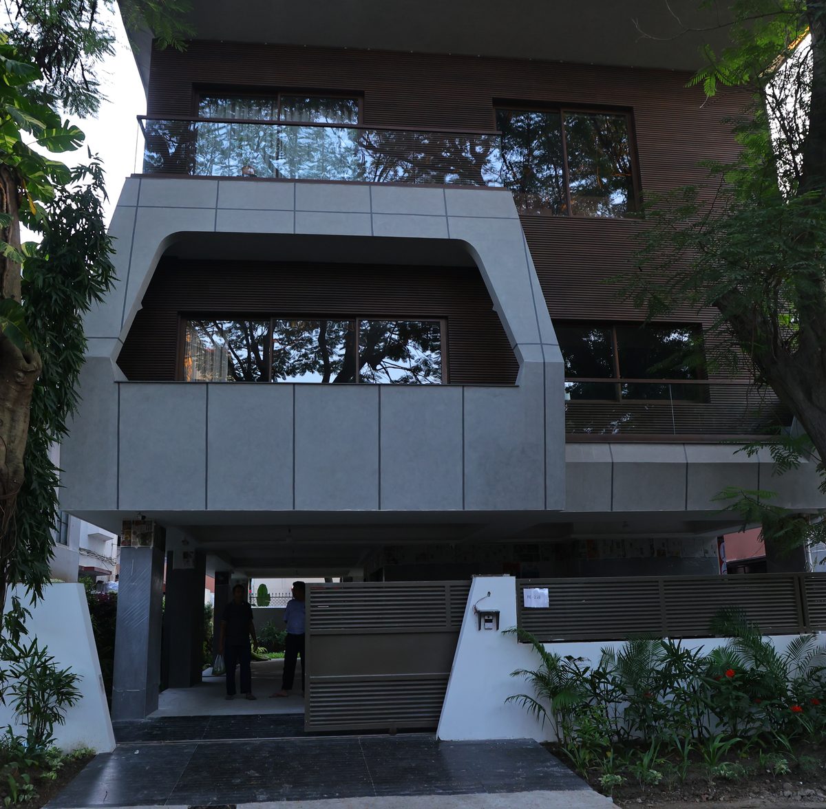 Residential facade - composite cladding and fins